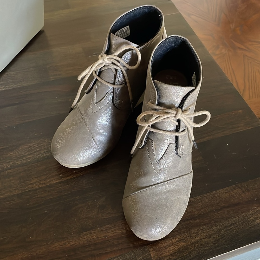 ❤️ 5/$25 - Toms wedge boots sz 8.5